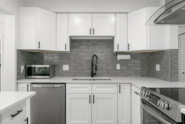 Building Photo - FULLY FENCED Home For Rent in St Petersburg!