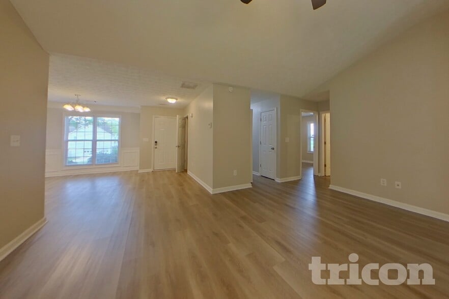 Building Photo - 20 E Lawn Dr