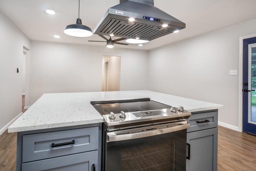 Building Photo - Sleekly updated Richardson home with shady backyard & patio