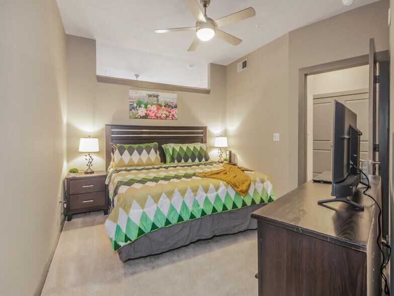 Building Photo - 1915 Canterbury St