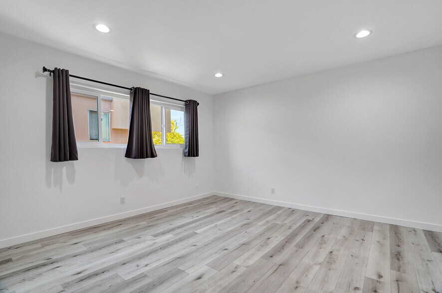 Building Photo - 10823 Camarillo St