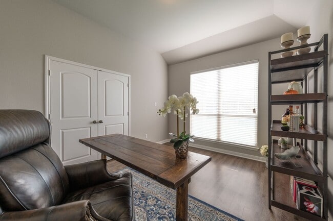 Building Photo - Gorgeous Three Creeks Home