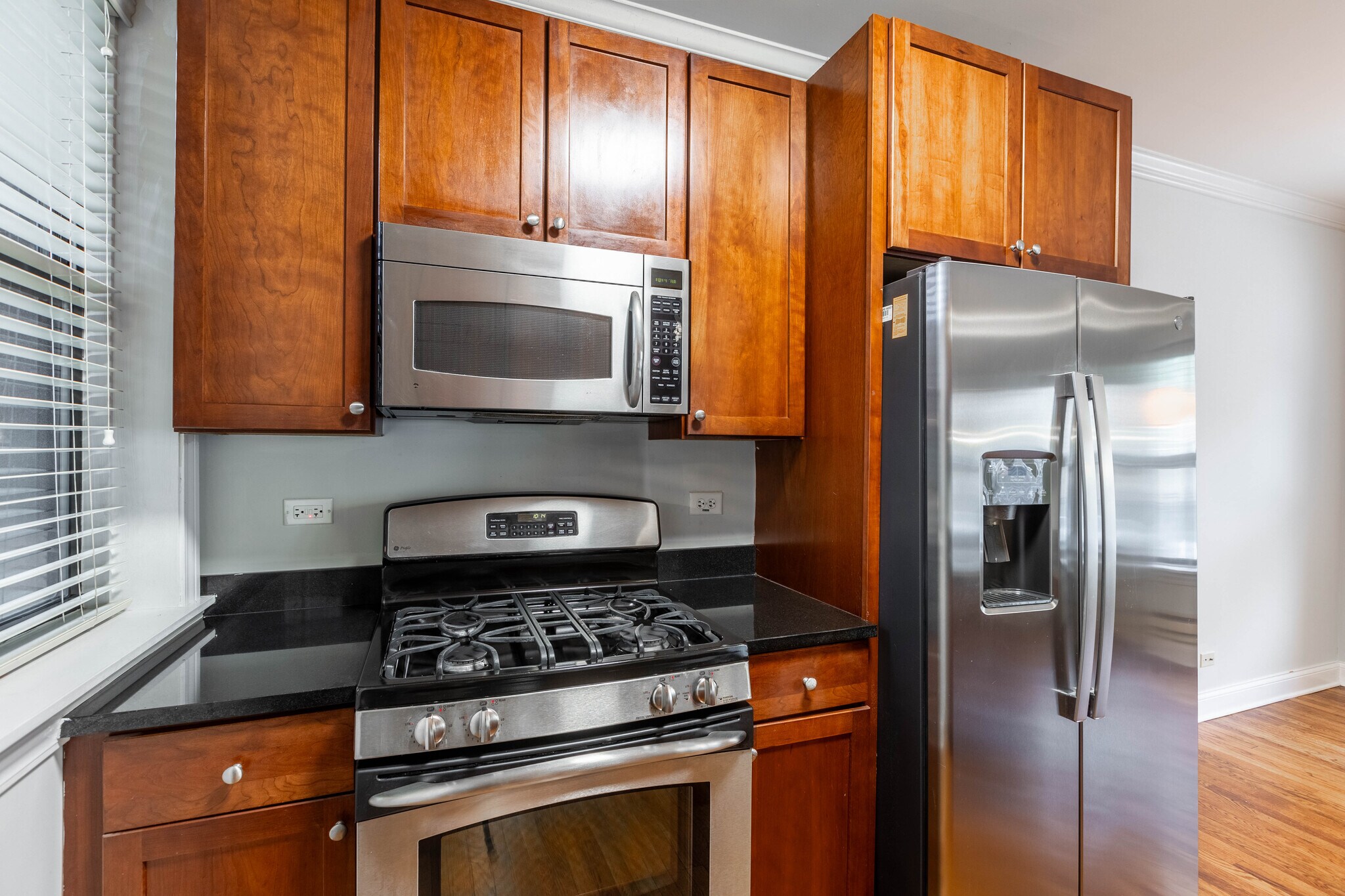 Building Photo - 736 W Addison St