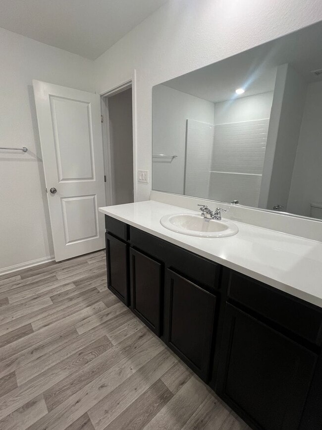 Building Photo - Move in today! 3 bed 2.5 bath 2 story beauty!