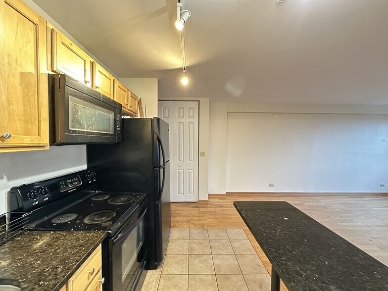 Building Photo - 4180 N Marine Dr