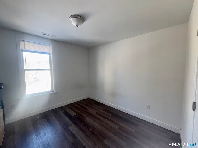 Building Photo - 22 Brewster St