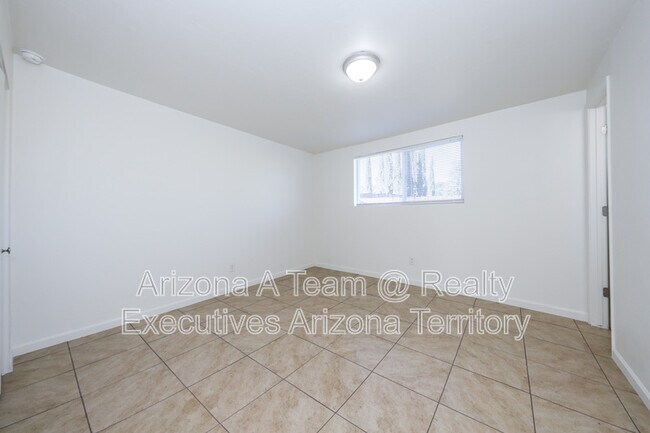 Building Photo - 4020 S Silver Beech Ave