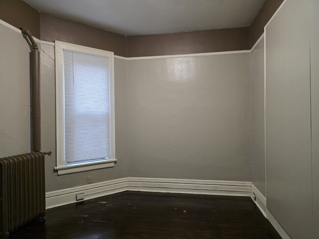 Building Photo - Updated 4-Bedroom Apartment in Oshkosh - 1...