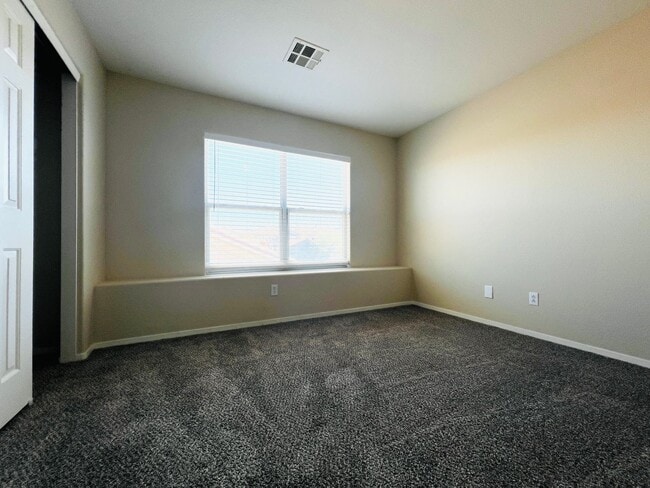 Building Photo - Blue Diamond & Durango 2-story, 3 Bedroom + Den SW home ready for immediate move in!