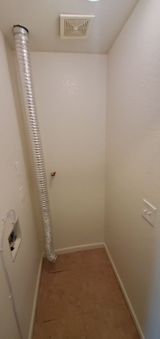 Building Photo - 4 bed, 2 Bath, 1100 SF with washer/dryer hookups, large, fenced yard and garage.