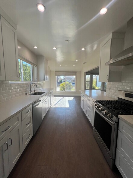 Building Photo - 1518 S Carmelina Ave