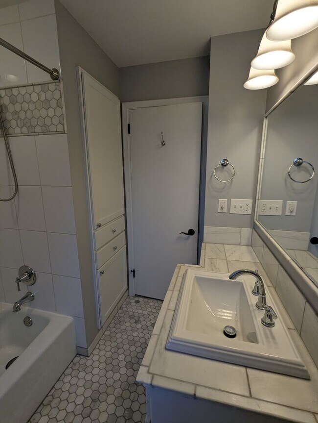 Building Photo - Charming & Spacious Home in the Heart of R...