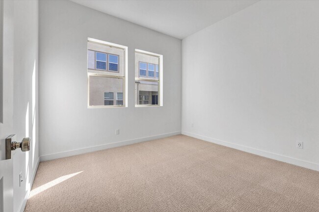 Building Photo - Large Modern Town Home with Oversize Backyard Guarded Luxury Neighborhood