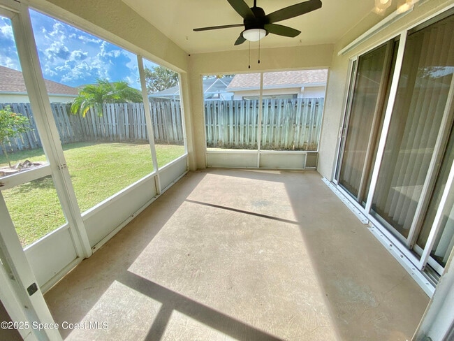 Building Photo - 1760 Sun Gazer Dr