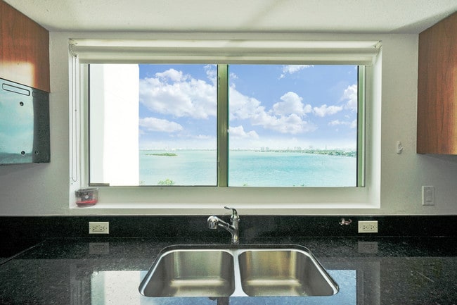 Building Photo - 1800 N Bayshore Dr