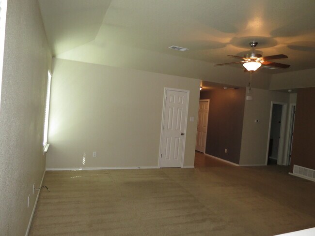 Building Photo - Gorgeous 3 bedroom 2 bath home in desired ...