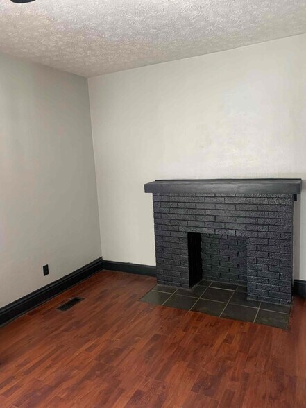 Building Photo - 813 11th St W