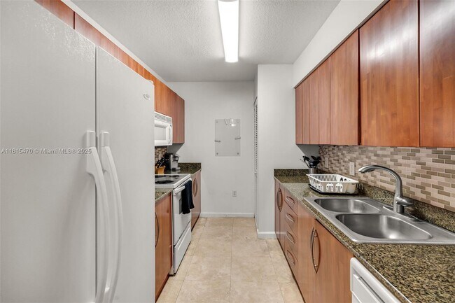 Building Photo - 1200 Brickell Bay Dr