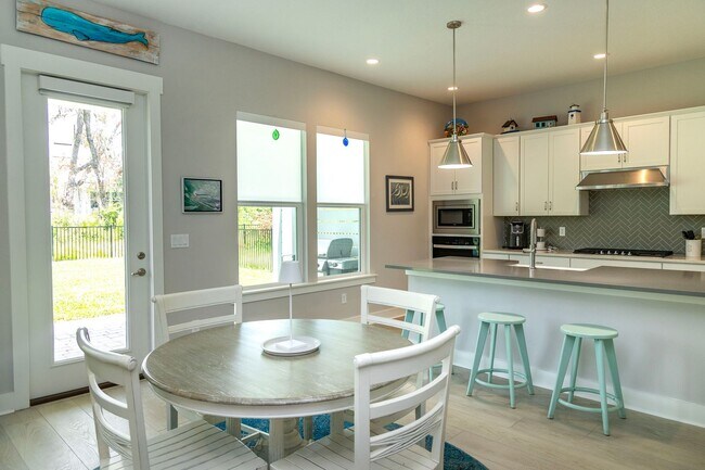 Building Photo - River Town Home