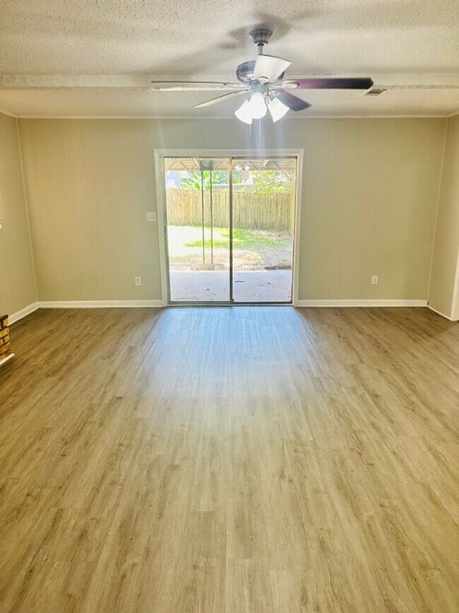 Building Photo - ** 5 Bed 2 Bath located in County Downs** ...