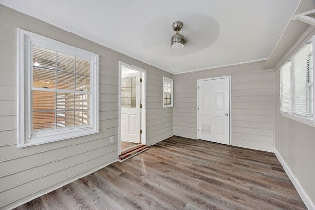 Building Photo - Two bedroom townhome in prime location!