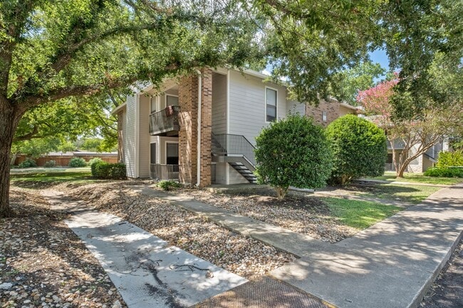 Building Photo - Cute 2 Bedroom, 2 Bath Condo in Northwest ...