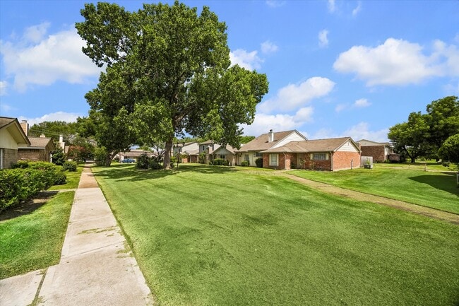 Building Photo - 6407 S Briar Bayou Dr
