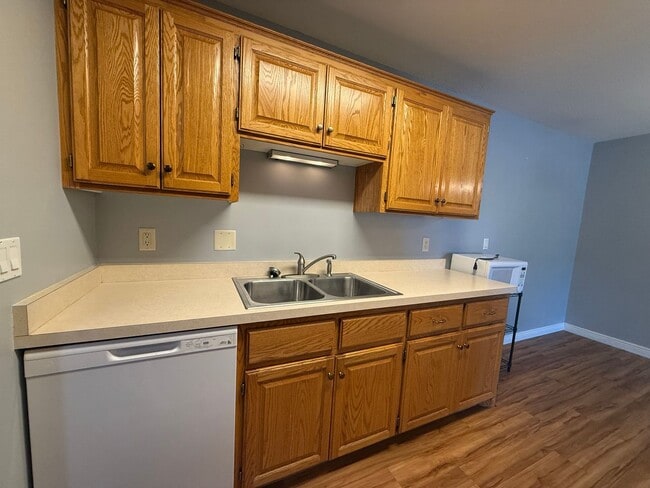 Building Photo - Spacious 2BR Edina Condo with Updated Interior, Outdoor Pool & Underground Parking