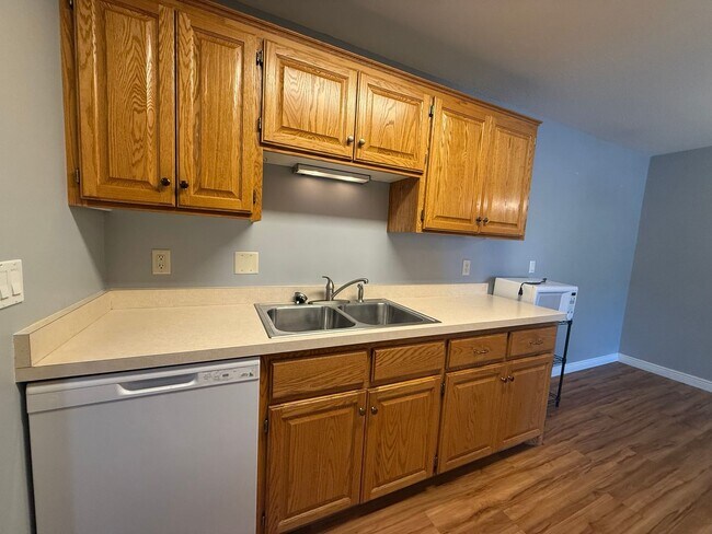 Building Photo - Spacious 2BR Edina Condo with Updated Interior, Private Balcony & Underground Parking