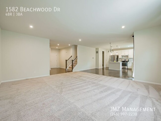 Building Photo - 1582 Beachwood Dr