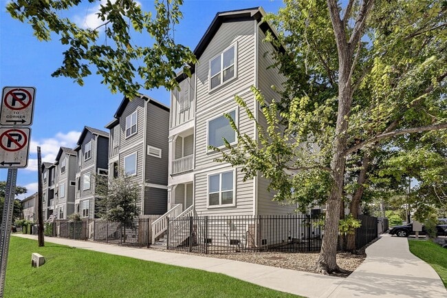 Building Photo - 1302 W 24th St