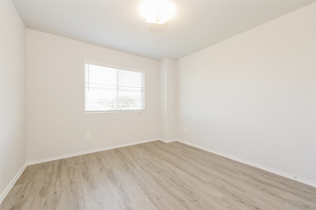 Building Photo - 1010 Grand Emperor DR