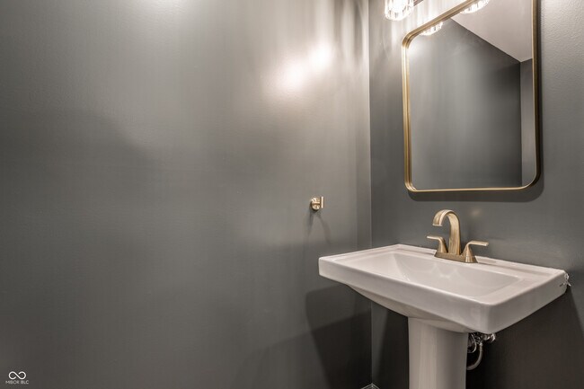 Building Photo - 104 W Main St