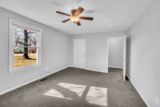 Building Photo - 1065 Lakeland Dr