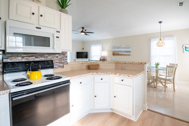 Building Photo - FURNISHED OFF-SEASON MONTHLY RENTAL-STARTI...