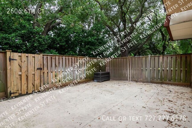 Building Photo - 2606 6th Ct
