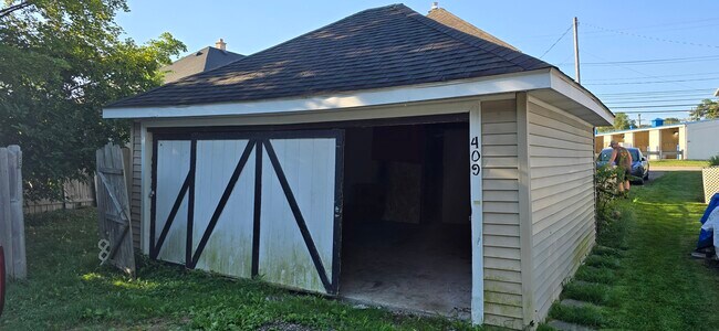 Building Photo - 409 Corunna Ave