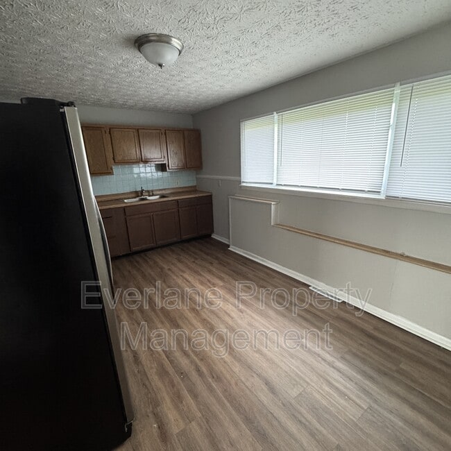 Building Photo - 4030 N Catherwood Ave