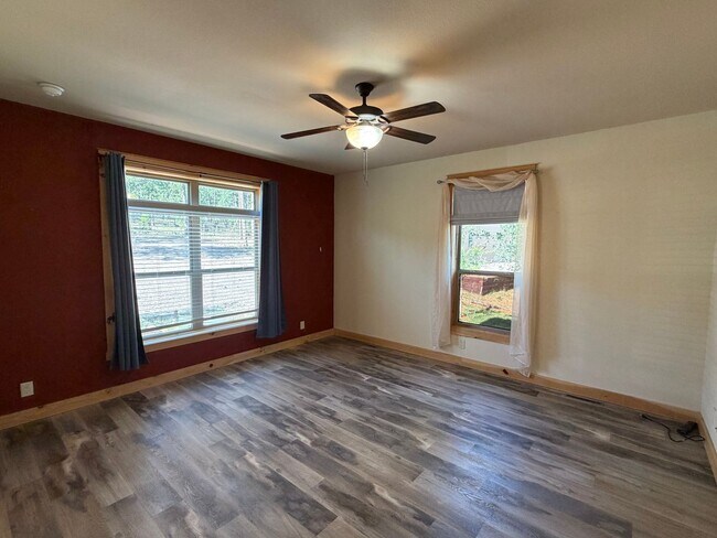 Building Photo - 348 La Escena Dr