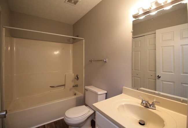 Building Photo - 124 Henry Ct