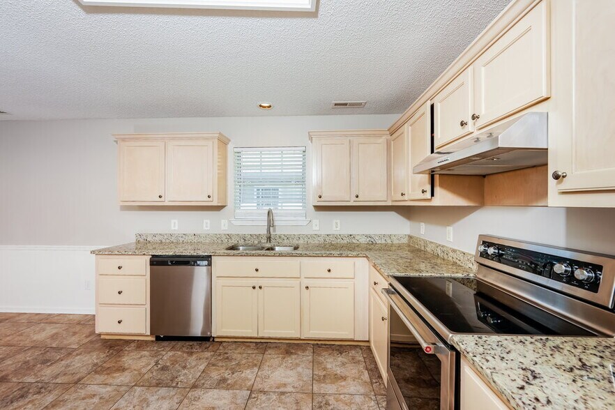 Building Photo - 8028 Rockhampton Cir