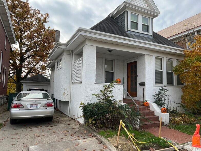 Building Photo - 527 Fortune Ave