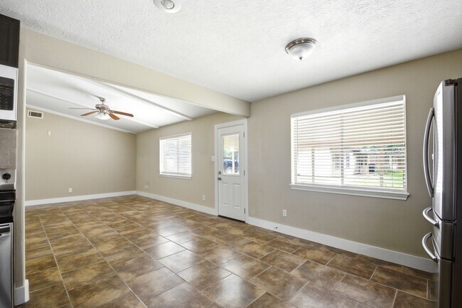 Building Photo - 1511 Sungail Dr