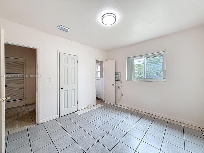 Building Photo - 15705 NE 10th Ave