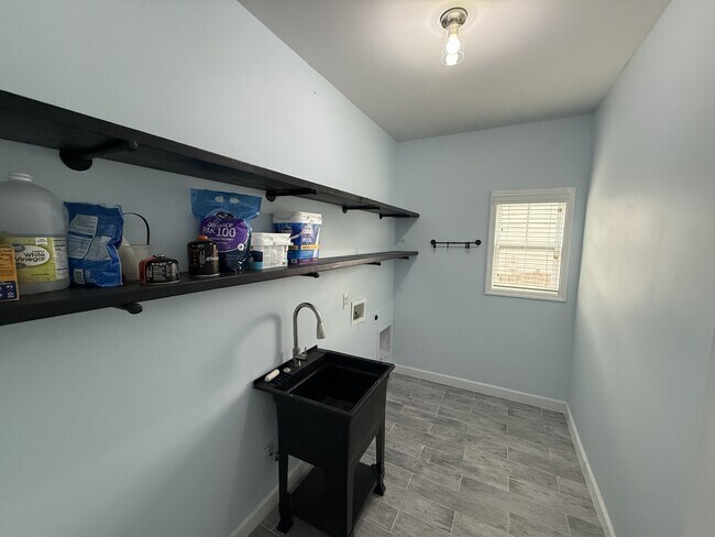 Building Photo - 231 Southwoods Ln