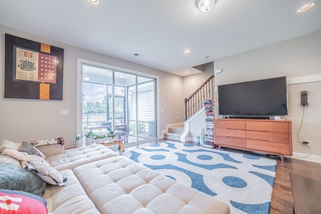 Building Photo - Coming Available! 3 Bedroom, 2.5 Bath Townhome!