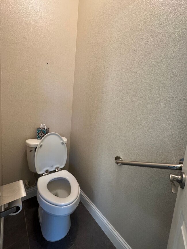 Building Photo - CLEAN AND SPACIOUS ONE STORY, 3 BED, 2 BATH, 2 CAR GARAGE IN WEST SACRAMENTO