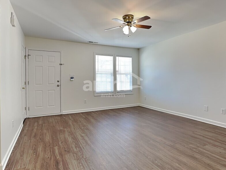 Building Photo - 3700 Cashew Dr