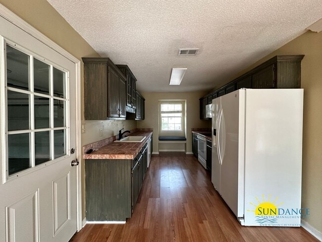 Building Photo - Beautiful 3 Bedroom Home in Mary Esther!