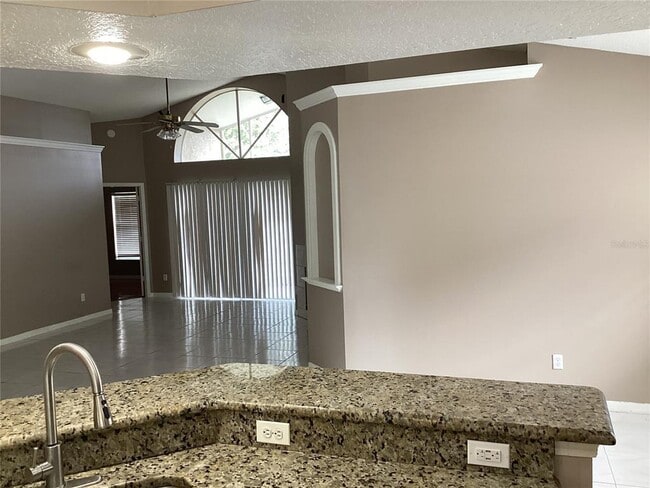 Building Photo - 572 Lancer Oak Dr